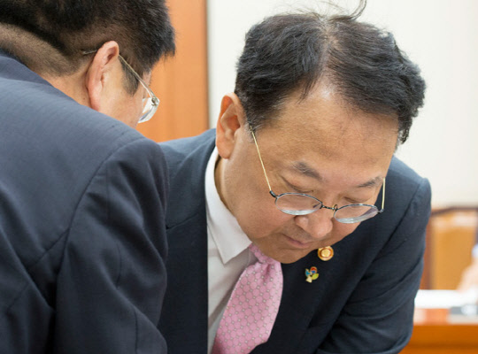 유일호 부총리 겸 기획재정부 장관이 29일 서울 여의도 국회에서 열린 기획재정위원회 전체회의에서 이종구 새누리당 의원과 이야기 나누고 있다. 유동일기자 eddieyou@